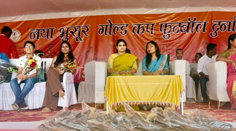गोल्ड कप फुटबॉल टूर्नामेंट का आगाज, डॉली जायसवाल ने हर साल दो गरीब बेटियों को पढ़ाने का किया ऐलान