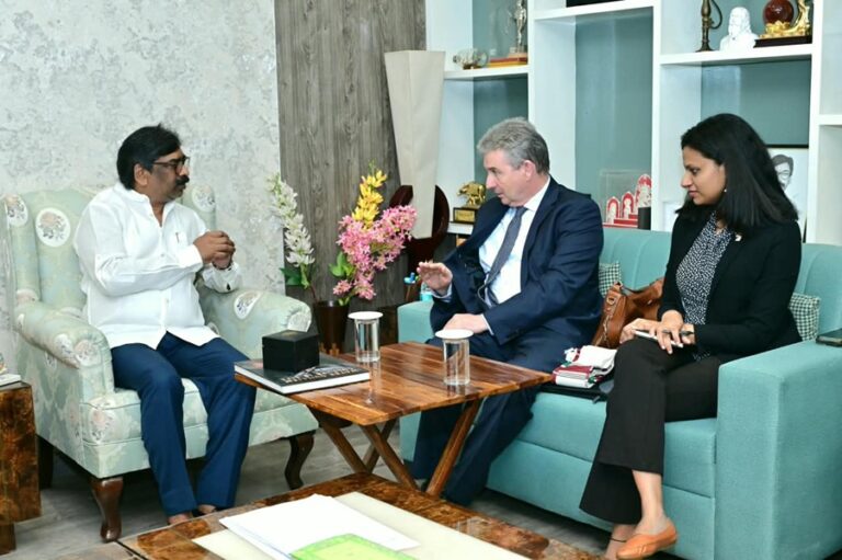 ऑस्ट्रेलियन काउंसलेट-जनरल बर्नार्ड लिंच ने CM हेमंत सोरेन से की मुलाकात, सहयोग बढ़ाने पर चर्चा