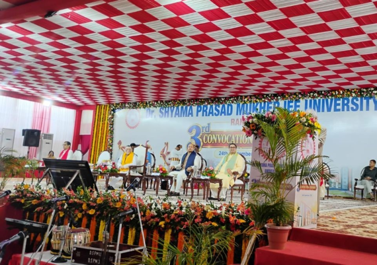 DSPMU के दीक्षांत समारोह में डॉ. राकेश मोहन ने युवाओं को दिया सफलता का मंत्र, निरंतर सीखने पर जोर