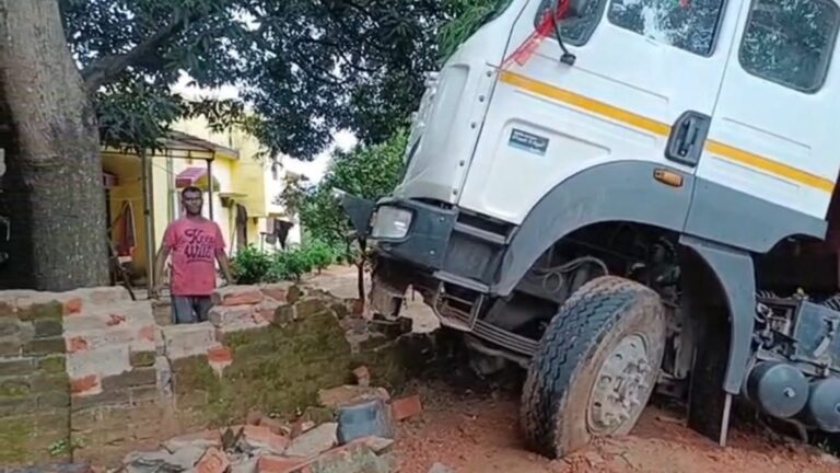 सिमडेगा में बड़ा हादसा टला, NH-143 पर मालवाहक ट्रक बाउंड्रीवाल तोड़कर घर के आंगन में घुसा