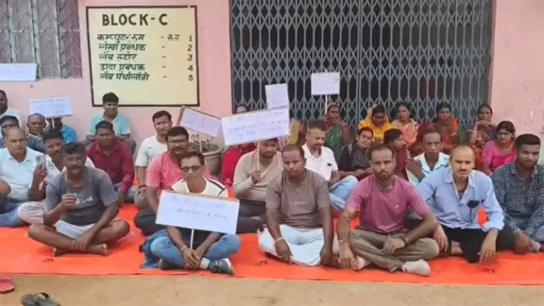 देवघर में 5 महीने से वेतन नहीं मिला, CHC के आउटसोर्सिंग कर्मियों का प्रदर्शन