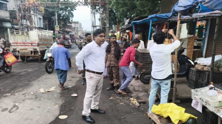 पाकुड़ में सड़क किनारे अतिक्रमण पर प्रशासन सख्त, 24 घंटे में सामान हटाने का निर्देश