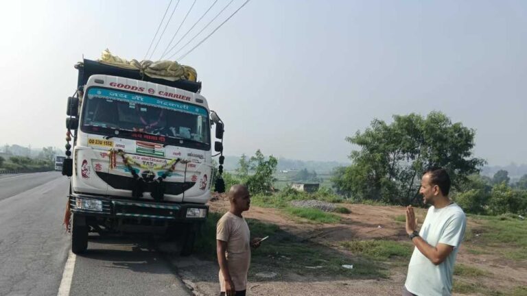 रामगढ़ में सड़क किनारे भारी वाहनों की पार्किंग पर कार्रवाई, 6 वाहनों से ₹71,950 जुर्माना