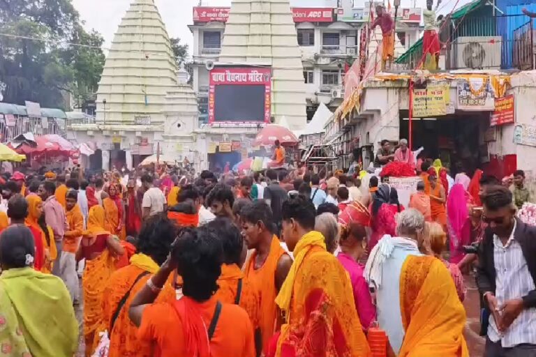 भादो पूर्णिमा पर बाबा बैद्यनाथ धाम में उमड़ा आस्था का सैलाब, 1 लाख श्रद्धालुओं ने किया जलाभिषेक