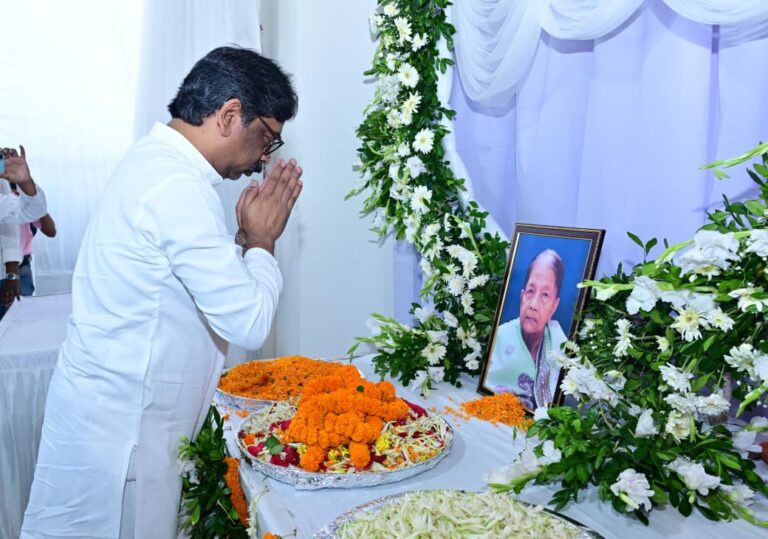 मुख्यमंत्री हेमंत सोरेन ने स्व. पार्वती देवी को दी भावपूर्ण श्रद्धांजलि