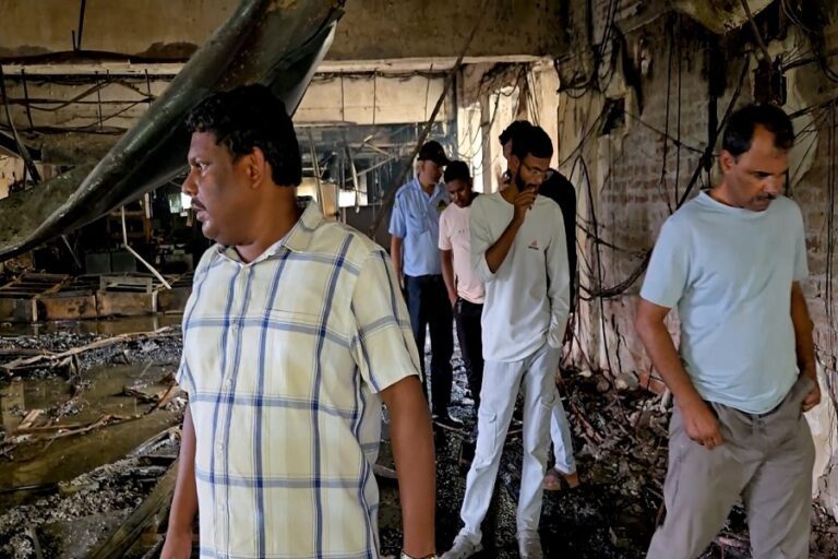 जमशेदपुर के LIC जीवन प्रकाश भवन में भीषण आग, 2 कर्मचारी सुरक्षित निकाले गए