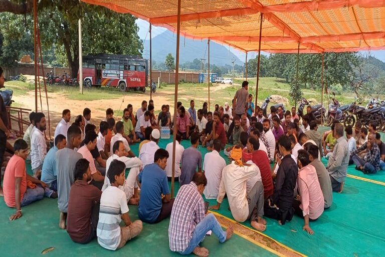 लातेहार के बालूमाथ में कोयला वाहनों और धूल के विरोध में बाजार बंद, अनिश्चितकालीन बंद की चेतावनी