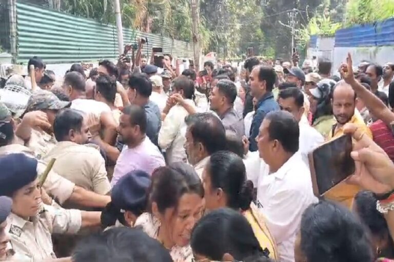 बोकारो में झारखंड आंदोलनकारियों का चक्का जाम, सरकारी रिकॉर्ड में नाम दर्ज करने की मांग