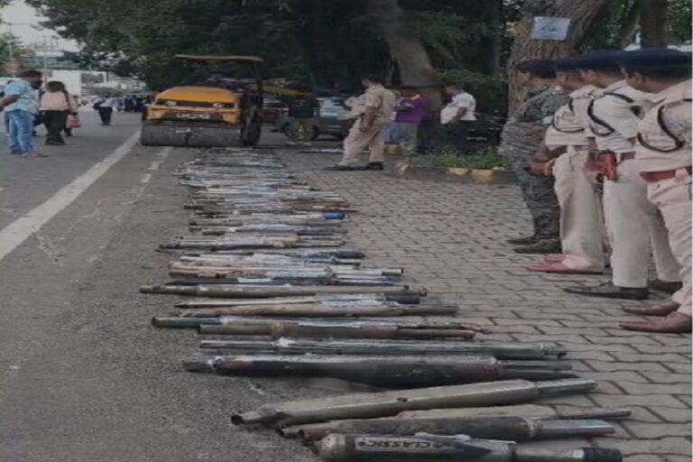जमशेदपुर में मॉडिफाइड साइलेंसर पर चला रोड रोलर, 102 पाइप कुचले; 5 हजार का जुर्माना