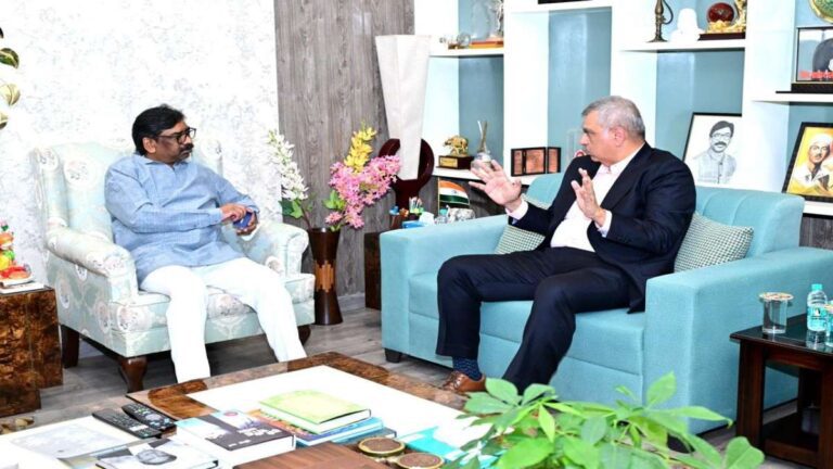 RMZ Infrastructure के चेयरमैन दीपक छाबड़िया ने CM हेमंत सोरेन से की मुलाकात, निवेश और तकनीक पर चर्चा