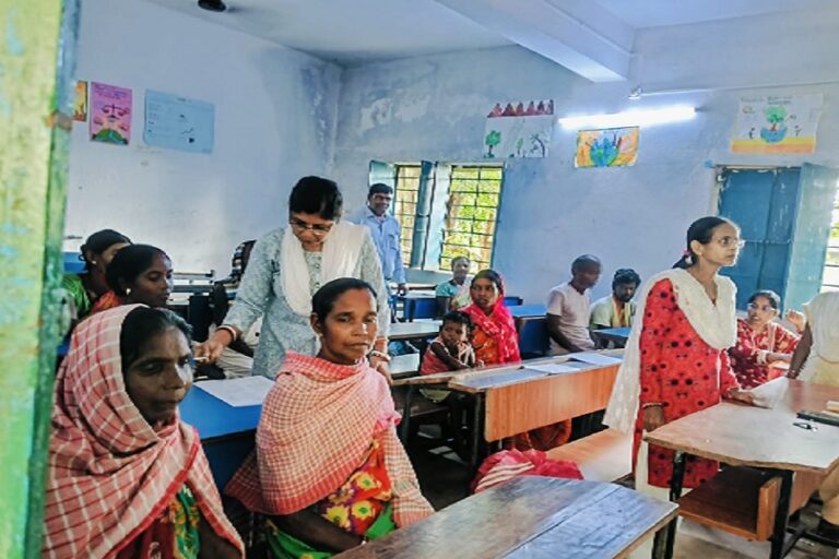 जामताड़ा में ‘उल्लास’ की नई रोशनी, बुजुर्गों और महिलाओं ने दी साक्षरता परीक्षा