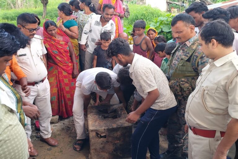 गढ़वा में खुदाई के दौरान मिला रहस्यमयी लोहे का संदूक, 40 परिवारों ने जताया मालिकाना हक