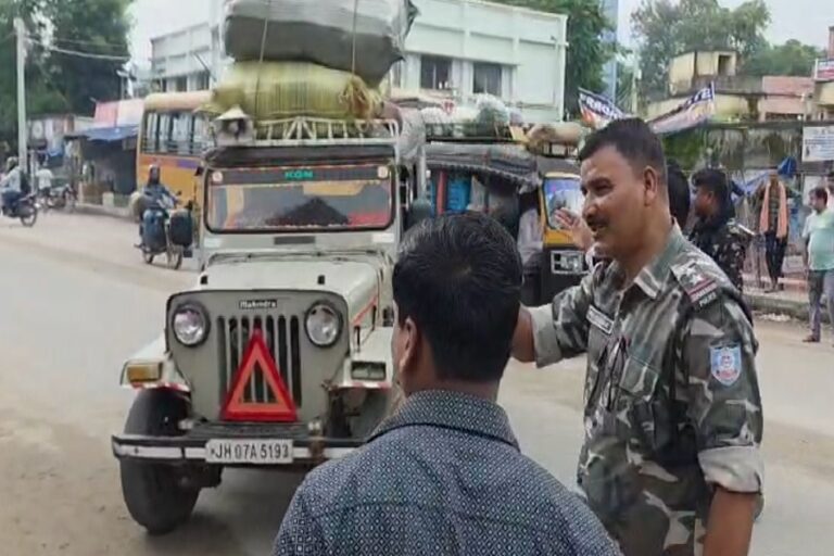 गढ़वा में MVI की विशेष जांच, बिना कागजात की 3 कमांडर जीप पकड़ीं; बोलेरो के नंबर पर चल रही थी एक जीप