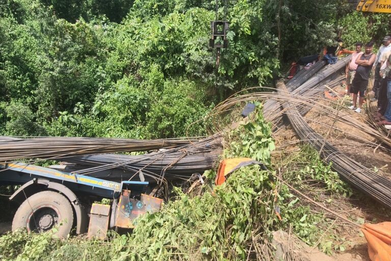 रामगढ़ की चुट्टूपालू घाटी में भीषण हादसा, 20 फीट गड्ढे में गिरा सरिया लदा ट्रेलर; दो की मौत