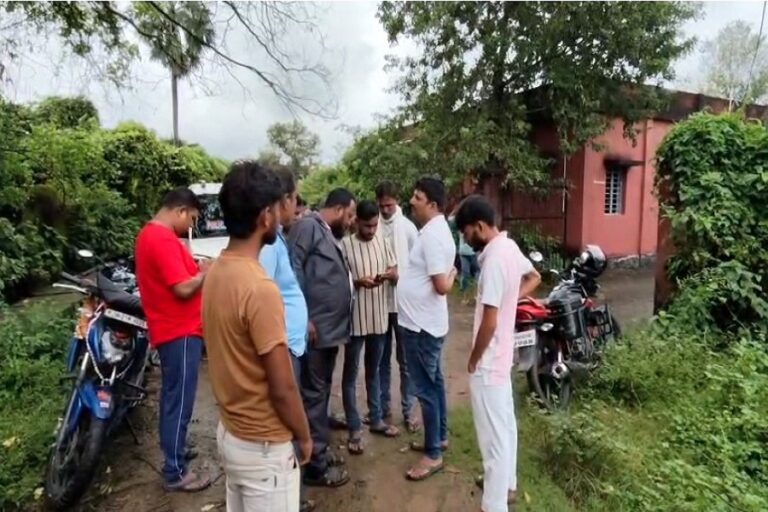 जामताड़ा में मवेशी चोरी कर भाग रही बोलेरो पलटी, 2 युवकों और 3 बैलों की मौत