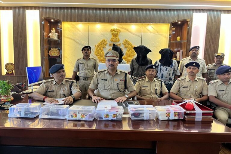 10 दिन में पाकुड़ ज्वेलरी लूटकांड का खुलासा, 3 गिरफ्तार; 1 किलो चांदी और हथियार बरामद