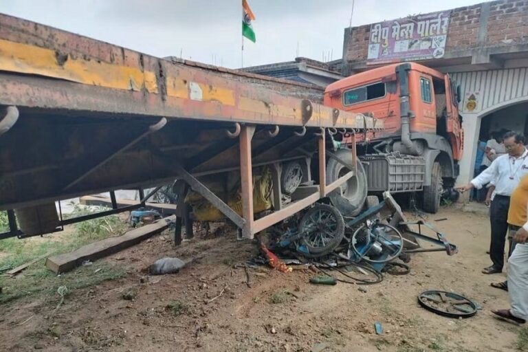 गिरिडीह में तेज रफ्तार ट्रेलर घर में घुसा, बुलेट और जूसर मशीन को घसीटते हुए मारी टक्कर