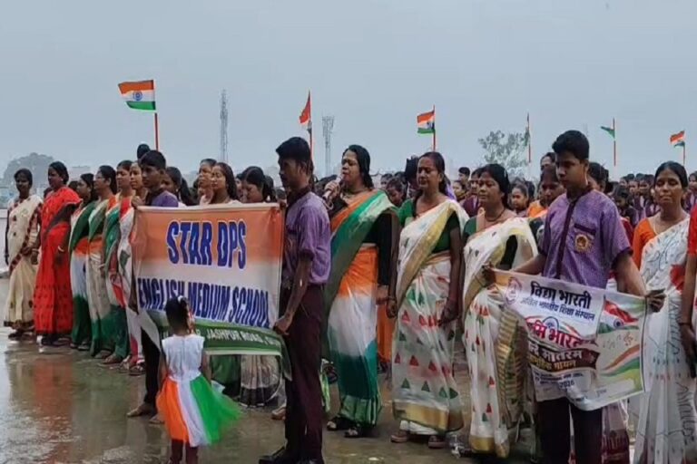 गुमला में तेज बारिश के बीच गूंजा ‘वंदे मातरम्’, विद्यार्थियों ने सामूहिक गायन में लिया हिस्सा