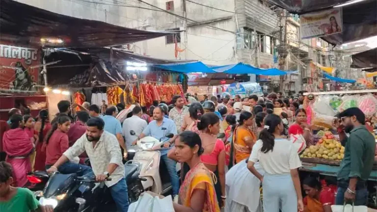 देवघर टावर चौक बाजार में भीड़ के बीच बुजुर्ग महिला की सोने की चेन छीनी, अतिक्रमण पर उठे सवाल