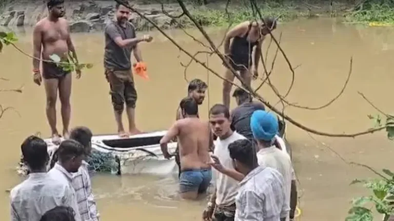 मध्य प्रदेश में बड़ा हादसा, बरसाती नाले में बही श्रद्धालुओं की कार; 8 लोगों की मौत