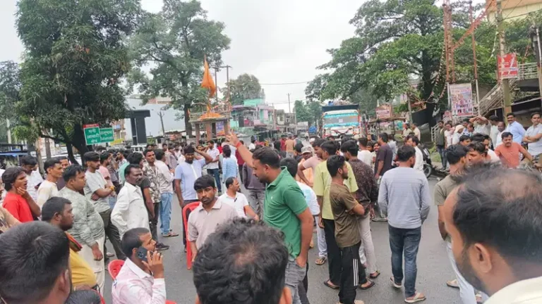 लातेहार के बालूमाथ में बंद, कोयला डस्ट और सड़क जाम से परेशान व्यवसायियों ने उठाई मांग