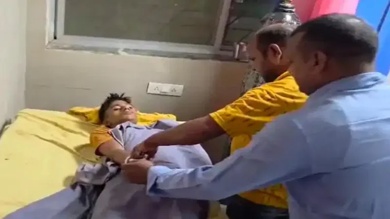 पलामू में तेज रफ्तार बाइक पेड़ से टकराई, दो युवकों की मौत, एक गंभीर