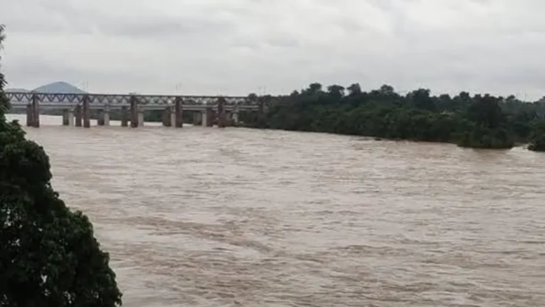 जमशेदपुर में खरकई नदी खतरे के निशान से 4.50 मीटर ऊपर, स्वर्णरेखा का जलस्तर भी बढ़ा