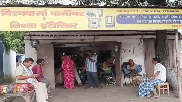 धनबाद में थाने से 50 मीटर दूर फर्नीचर दुकान में चोरी, नकदी-सामान ले गए बदमाश; आग भी लगाई