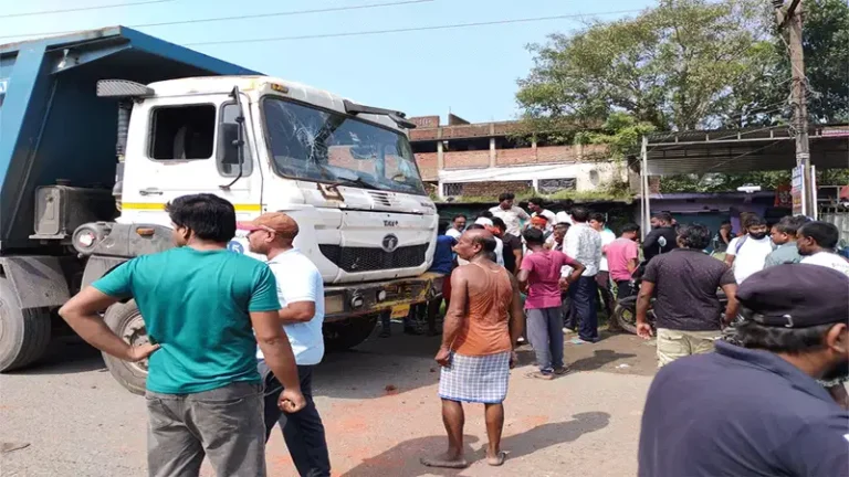 बोकारो में हाइवा की चपेट में आने से 60 वर्षीय व्यक्ति घायल, ग्रामीणों ने किया सड़क जाम