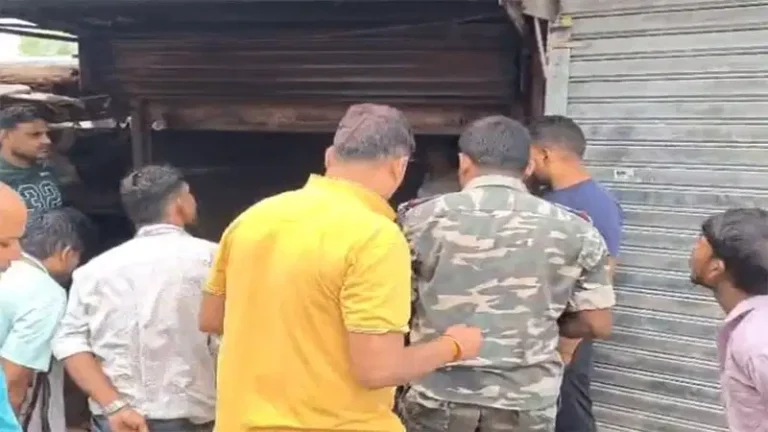 लातेहार के बरवाडीह बस स्टैंड में दुकान में लगी आग, डेढ़ से दो लाख रुपये के नुकसान का अनुमान