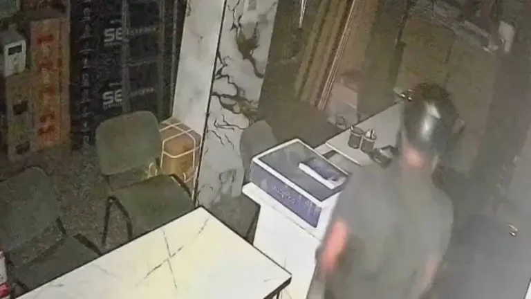 जमशेदपुर में छत के रास्ते दुकान में घुसे चोर, 1 लाख कैश समेत चांदी की मूर्तियां चोरी