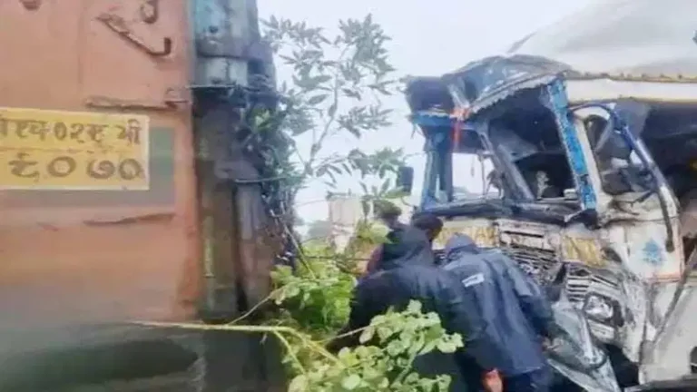 तमाड़ में तीन ट्रकों की भिड़ंत, 6 घंटे केबिन में फंसा रहा चालक