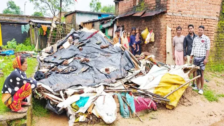 बोकारो में तेज बारिश से कच्चा मकान ढहा, मलबे में फंसा युवक घायल