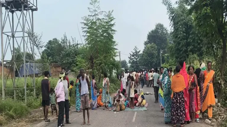 रामगढ़ में हाइवा की चपेट में आने से वृद्ध की मौत, मुआवजे की मांग पर सड़क जाम