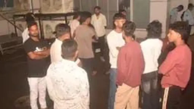आदित्यपुर में पुलिस मुखबिरी के शक में युवक पर फायरिंग, दो आरोपी फरार