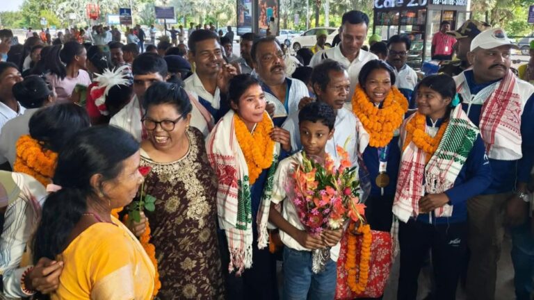 Asian Games 2026: चैंपियन बेटियों के स्वागत में झूमा रांची, एयरपोर्ट पर गूंजा ढोल-नगाड़ों का शोर