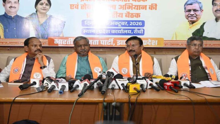 झारखंड में भ्रष्टाचार, बेरोजगारी और घुसपैठ के मुद्दे पर BJP का सरकार पर हमला, गजेंद्र सिंह पटेल ने उठाए सवाल