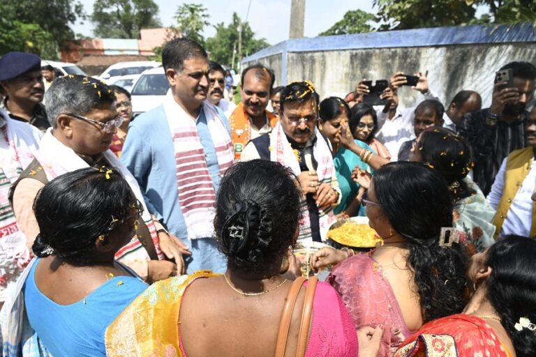 झारखंड प्रभारी गजेंद्र सिंह पटेल पहुंचे उलिहातू, बिरसा मुंडा को नमन कर वंशजों से की मुलाकात
