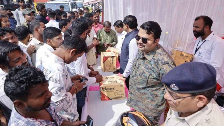 गुमला : 100 से अधिक लोगों को बांटे गए मुफ्त हेलमेट, DC-SP ने सड़क सुरक्षा के प्रति किया जागरूक