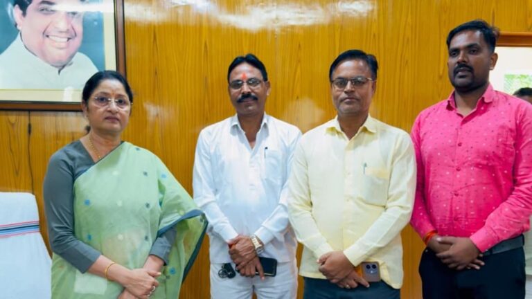 हजारीबाग : सेवई-ओबरा सड़क को हजारीबाग पथ प्रमंडल के अधीन करने की मांग, अन्नपूर्णा देवी को सौंपा ज्ञापन