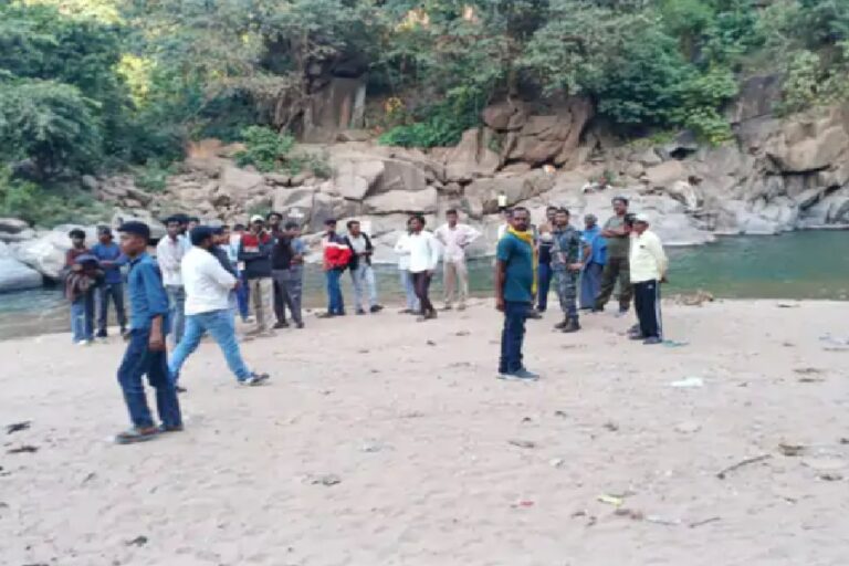 Latehar News: पातम-डाटम जलप्रपात में नहाने के दौरान 2 युवक डूबे, 18 घंटे बाद भी नहीं मिला सुराग