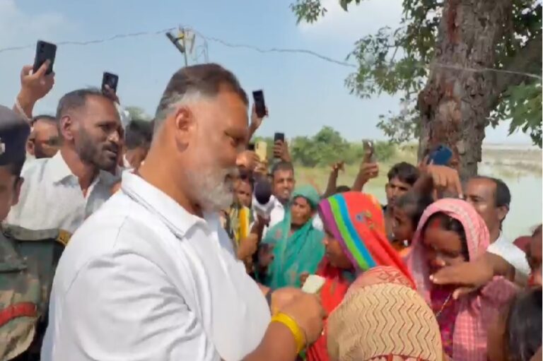 सारण में बांध टूटने से बाढ़, प्रभावित गांव पहुंचे पप्पू यादव; पीड़ित परिवारों को दी आर्थिक मदद