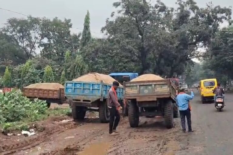 Pakur News: खनन सामग्री ढोने वाले वाहनों पर प्रशासन सख्त, नियम तोड़ने पर होगी जब्ती की कार्रवाई