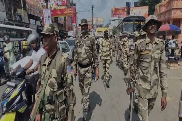 रांची में दुर्गा पूजा को लेकर पुलिस अलर्ट, अल्बर्ट एक्का चौक से सुजाता चौक तक फ्लैग मार्च