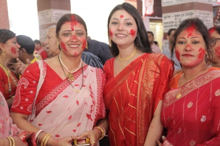 सिंदूर खेला क्यों है खास? मां दुर्गा की विदाई से जुड़ी है अनोखी परंपरा