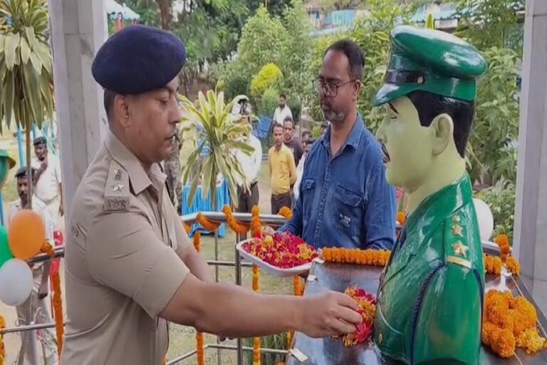 लोहरदगा में शहीद SP अजय कुमार सिंह को पुण्यतिथि पर किया गया याद, नक्सलियों से मुठभेड़ में दी थी शहादत