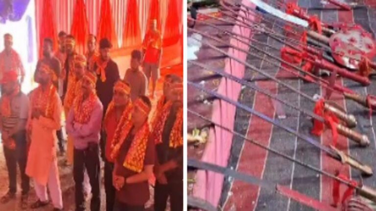 पाकुड़ के रेलवे मैदान में विजयादशमी पर हुआ अस्त्र-शस्त्र पूजन, मां भवानी के जयकारों से गूंजा पंडाल