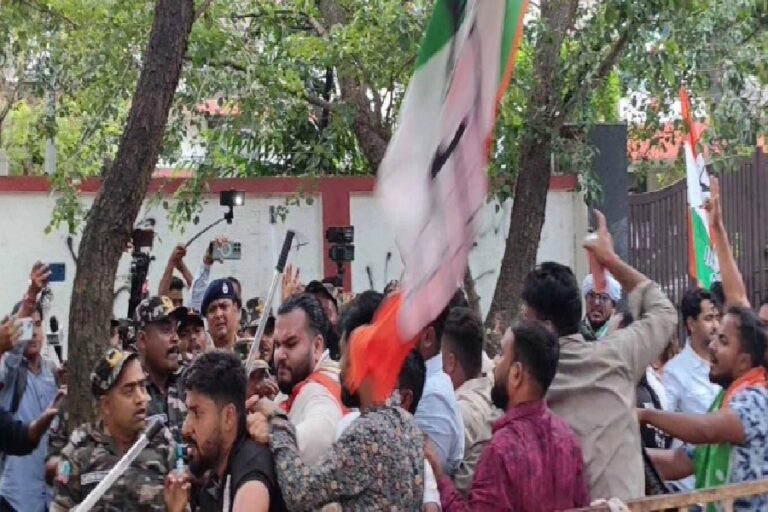 रांची में चुनाव आयोग कार्यालय का घेराव, यूथ कांग्रेस कार्यकर्ताओं और पुलिस में नोकझोंक