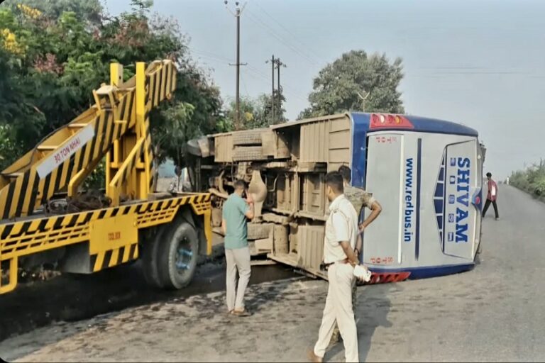 NH-33 पर पलटी कोलकाता-रांची बस, यात्रियों में मची अफरा-तफरी