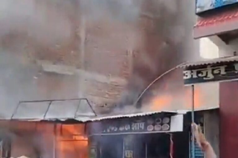 गढ़वा के मझिआंव बाजार में कपड़ा दुकान और होटल में लगी आग, 10.50 लाख रुपये का नुकसान